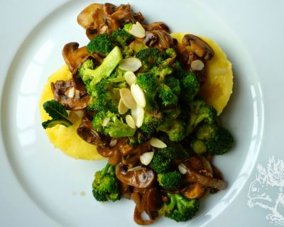 Another Lunch: Mushrooms, Broccoli, and Almonds