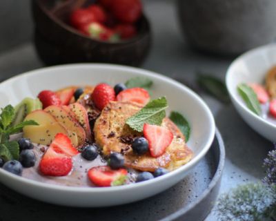 Nicecream-Bowl mit Süßkartoffel-Kokos-Pancakes