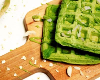 Matcha Waffeln mit Minzsoße