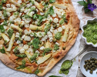 Weiße Spargelpizza mit Petersilien-Pesto