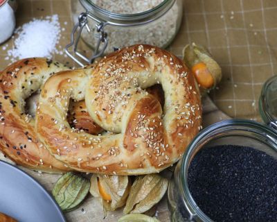 Unsere Bier-Brezel mit Sesam und Salz