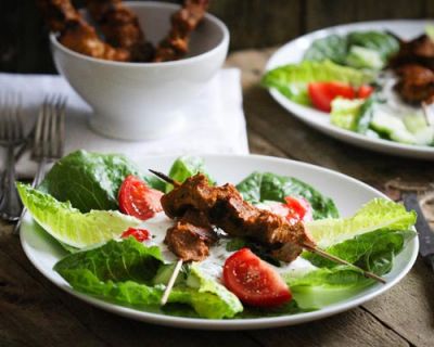 Tandoori-Seitan auf Römersalat mit Zitronen-Minz-Joghurt