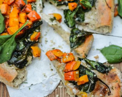 Vegane & glutenfreie Kürbis-Spinat Flammkuchen-Pizza [die musst du einfach ausprobieren!]