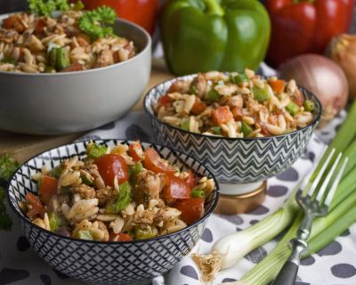 Gyros-Nudel-Salat mit Paprika und Tomaten