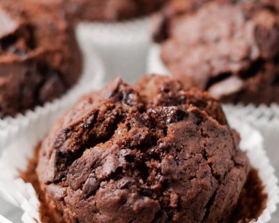 Vegane Schokomuffins mit Schokostückchen