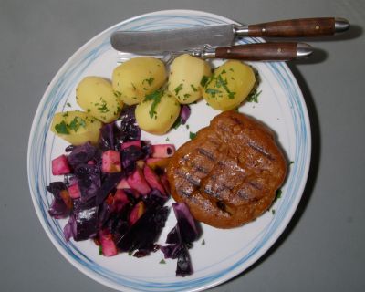 Kartoffeln, Rotkohl und Seitanschnitzel