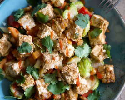 Bunte Gemüse-Bowl mit Erdnuss-Tofu