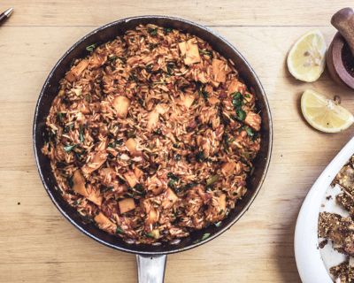 Veganer Jollof / Benachin Reis mit Seitan Suya Spießen