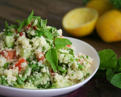 Taboulé: Couscous mit Tomaten, Gurke und Minze