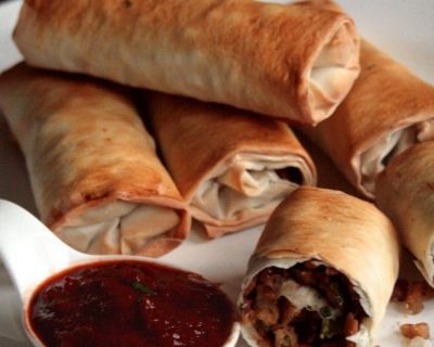 Filo Hack Röllchen mit rauchigem Tomatendip
