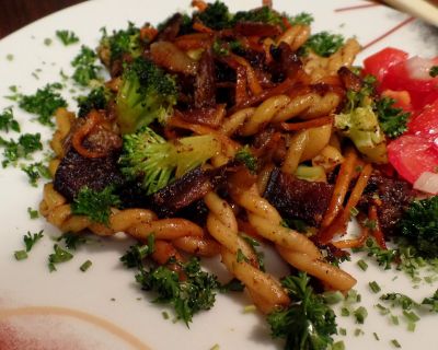 Bratnudelpfanne mit Auberginengyros