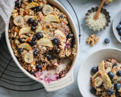 Ofen-Porridge mit Banane & Heidelbeeren