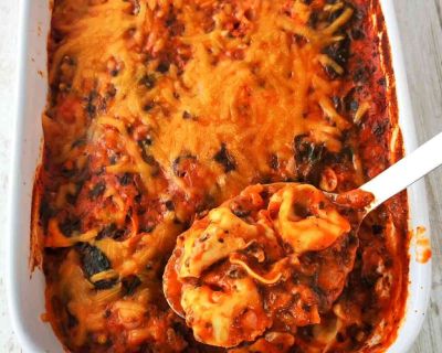 Einfacher veganer Tortellini Auflauf mit Spinat und Tomatensoße