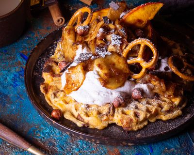 Süße Kürbiswaffeln mit Kürbis-, Sahne- und Apfeltoppings