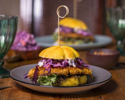 Parasolburger mit Coleslaw im Kürbisbun – vegan