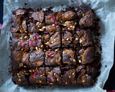 super saftige und dekadente Brownies mit einem Tahina-Maulbeer-Topping und gerösteten Pinienkernen / super fudgy and decadent brownies with a tahini and mulberry topping and roasted pine nuts