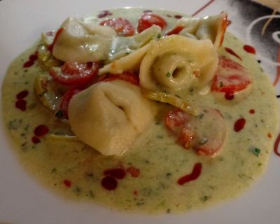 Tortellini mit Erbsenfüllung in Sahnesoße