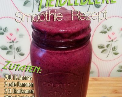 Smoothie mit Matcha, Heidelbeeren, Ananas, Bananen und Hanfsamen