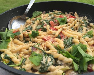 Nudeln mit Spinat und Sahnesauce