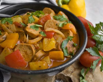 Veganes Würstchen-Gulasch mit Kartoffeln