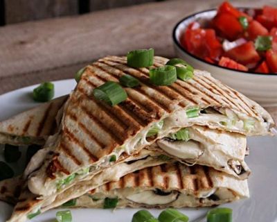 Quesadillas mit Cashewkäse, Pilzen und Tomatensalat