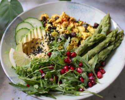 Spargel-Bowl mit Tofu und Bohnen