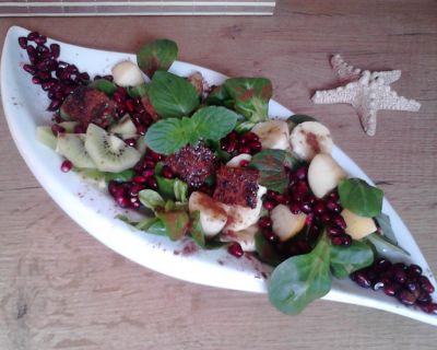 Bunter Wintersalat mit Granatapfel, Minze und Zimt und karamellisierten Brotstückchen.