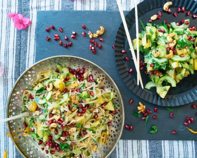 sauer-scharfer Gurken-Ananas-Salat mit Reisnudeln, Granatapfelkernen und karamellisierten Cashewnüssen