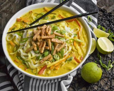 Goldene Curry-Nudelsuppe mit knackigem Gemüse
