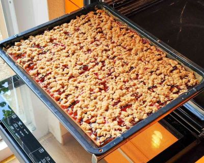 Veganer Zwetschgenkuchen mit Zimtstreuseln (großes Backblech)